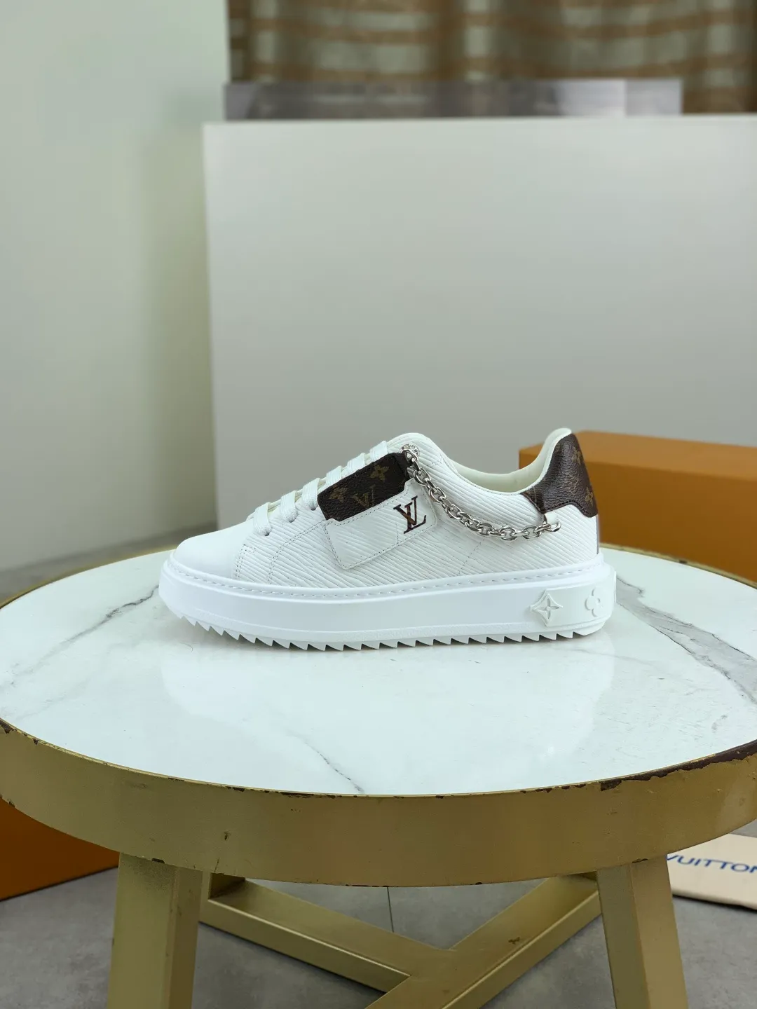 Men's men's shoes 💰P700 new style 💶 top version [LOUIS VUITTON] couple 🧑‍🤝‍🧑 craft style counter series (original order) new style 🍀LV Louis Vuitton - top version LV classic high-top trendy shoes! Made of imported original craft calfskin, original breathable lining, and original wear-resistant, lightweight, high-end TPU outsole! High quality products! 3️⃣ colors are available, size: female 35-39, male 39-44 (female 40, male 45 customized)